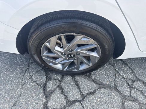 Used 2024 Hyundai Elantra SEL image 11