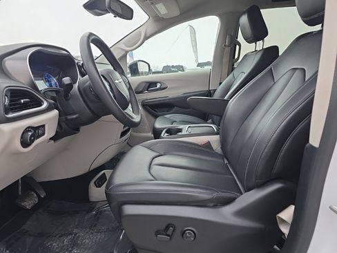 Used 2024 Chrysler Pacifica Select image 13