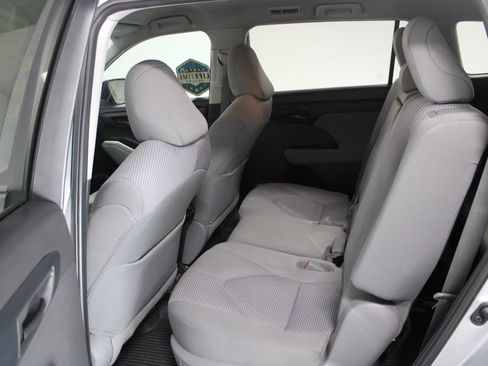Used 2023 Toyota Highlander LE image 23