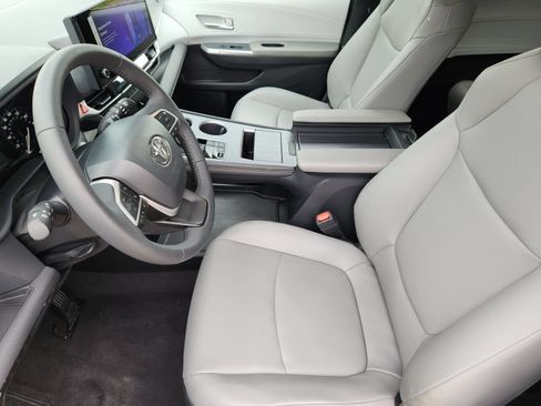 Used 2026 Toyota Sienna XLE FWD image 20