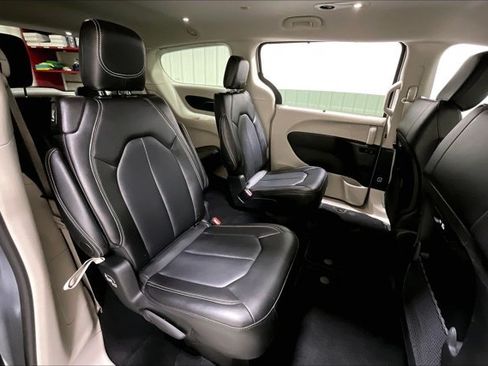 Used 2024 Chrysler Pacifica Touring-L FWD image 27