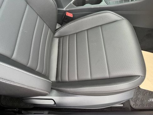Used 2023 Volkswagen Jetta SE FWD image 16