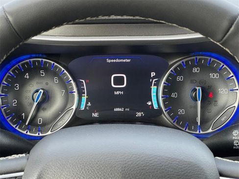 Used 2024 Chrysler Pacifica Touring-L image 14