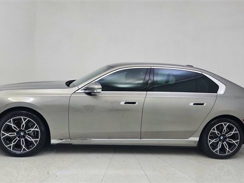 Used 2025 BMW i7 eDrive50 image 3