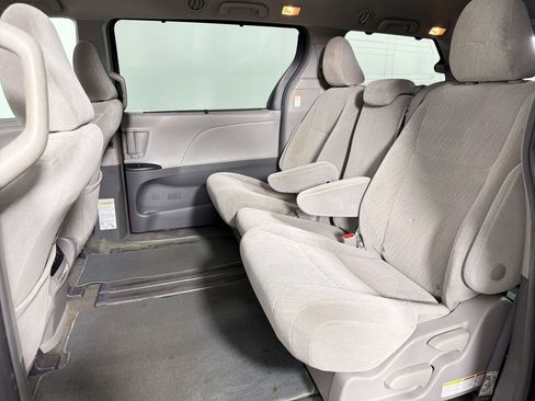 Used 2018 Toyota Sienna LE FWD image 23
