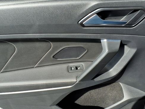 Used 2023 Volkswagen Tiguan SE image 19