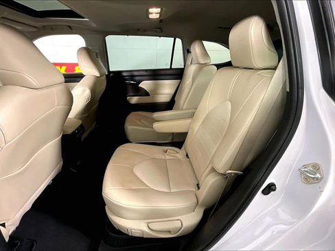 Used 2022 Toyota Highlander XLE image 18