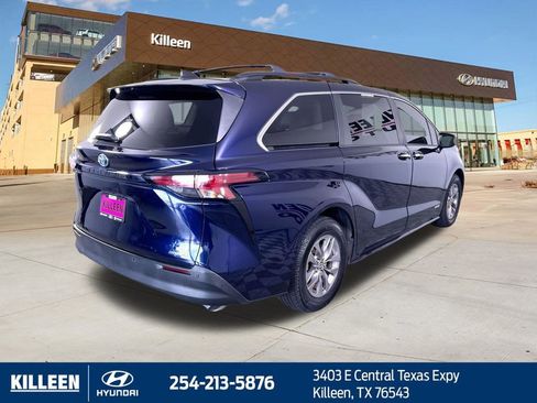 Used 2021 Toyota Sienna XLE image 7