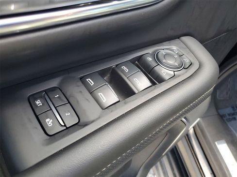 Used 2024 Chevrolet Suburban Premier image 9