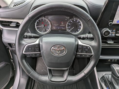 Used 2023 Toyota Highlander LE AWD/4WD image 9