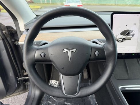 Used 2022 Tesla Model Y Long Range image 19
