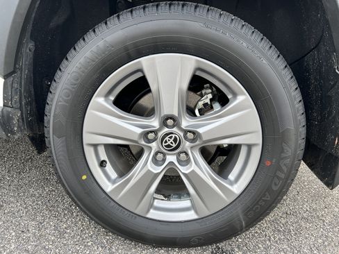 Used 2022 Toyota RAV4 XLE image 32