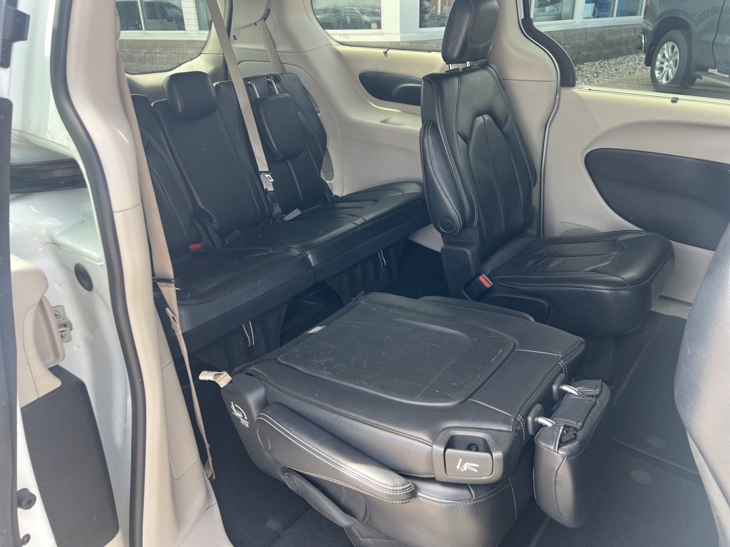 Used 2022 Chrysler Pacifica Touring-L FWD image 13
