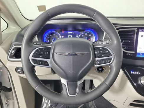 Used 2023 Chrysler Pacifica Touring-L FWD image 26