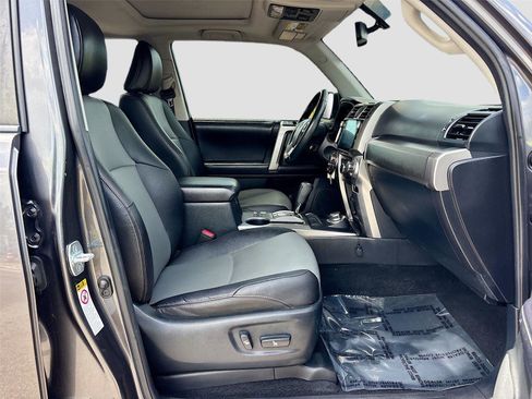 Used 2018 Toyota 4Runner SR5 Premium AWD/4WD image 29