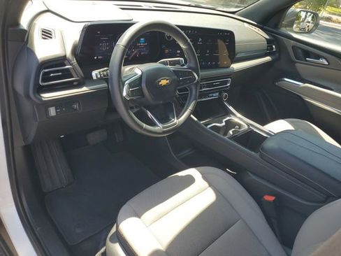 Used 2025 Chevrolet Traverse LT FWD image 19