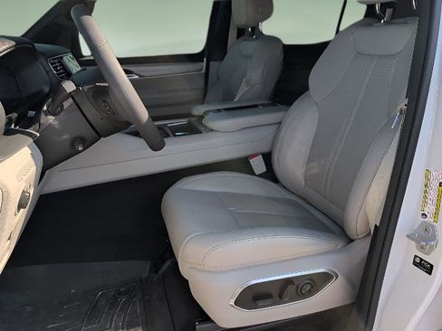 Used 2025 Jeep Wagoneer 4WD image 7