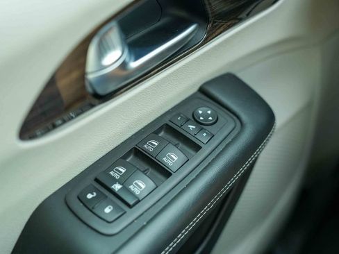 Used 2023 Chrysler Pacifica Limited AWD/4WD image 30