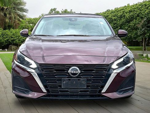 Used 2023 Nissan Altima 2.5 SV FWD image 2
