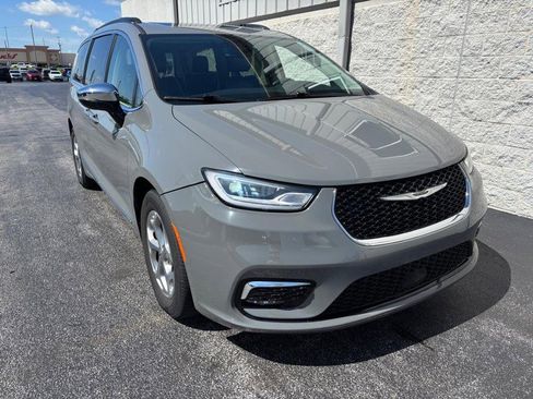 Used 2023 Chrysler Pacifica Limited FWD image 2