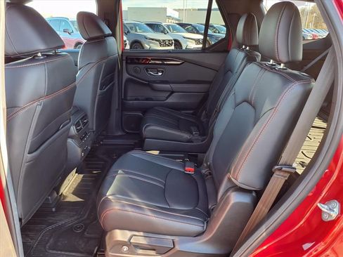 Used 2025 Honda Pilot TrailSport image 11