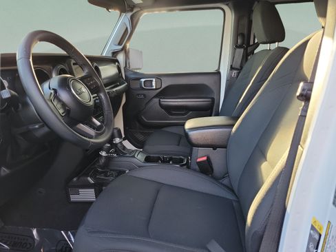 Used 2021 Jeep Gladiator Sport AWD/4WD image 16