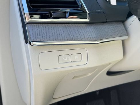 Certified 2025 Volvo XC90 T8 Ultra w/ Protection Package AWD/4WD image 17
