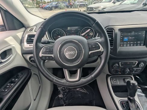Used 2018 Jeep Compass Latitude w/ Popular Equipment Group FWD image 3