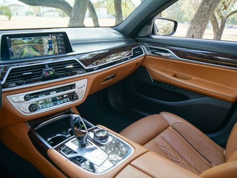 Used 2020 BMW 750i xDrive AWD/4WD image 31