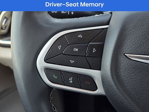 Used 2023 Chrysler Pacifica Touring-L image 28