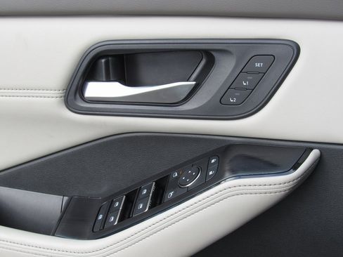 Used 2023 Nissan Rogue SL image 35