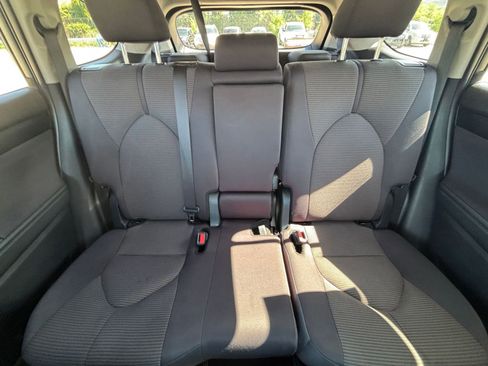 Used 2025 Toyota Highlander LE FWD image 40