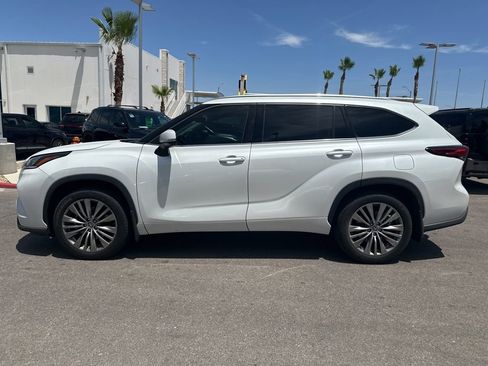 Used 2022 Toyota Highlander Platinum FWD image 9