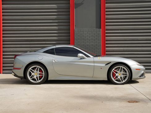 Used 2016 Ferrari California T RWD image 28