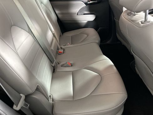 Used 2025 Toyota Highlander XLE FWD image 26