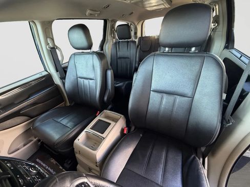 Used 2016 Chrysler Town & Country Touring w/ Driver Convenience Group FWD image 13