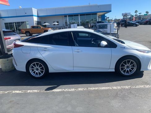 Used 2019 Toyota Prius Prime Premium image 6