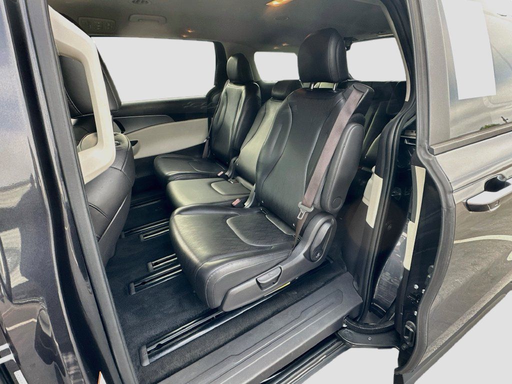 Used 2023 Kia Carnival LX FWD image 23