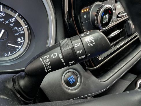 Used 2021 Toyota Highlander XLE AWD/4WD image 23