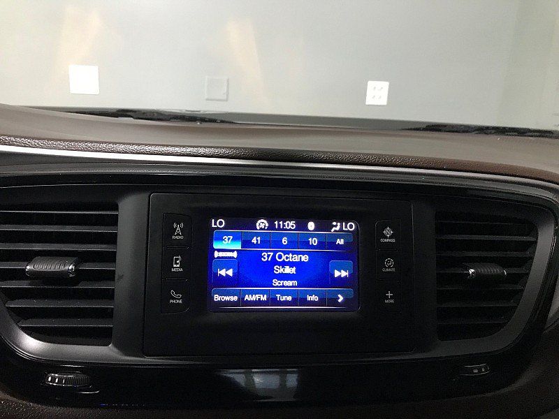 Used 2017 Chrysler Pacifica Touring-L FWD image 27