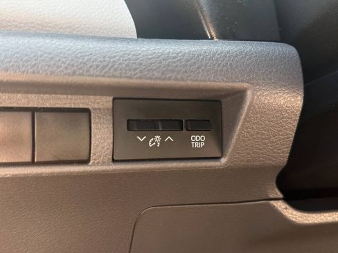 Used 2022 Toyota Sienna XLE FWD image 33