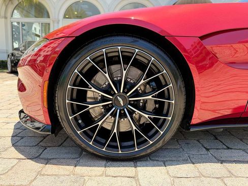 Used 2023 Aston Martin V8 Vantage Coupe RWD image 23