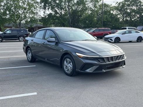 New 2026 Hyundai Elantra SE FWD image 3