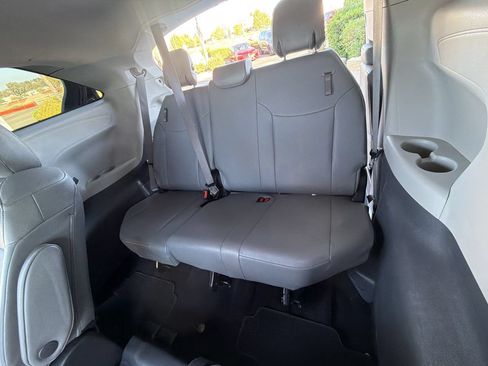 Used 2024 Toyota Sienna XLE FWD image 33