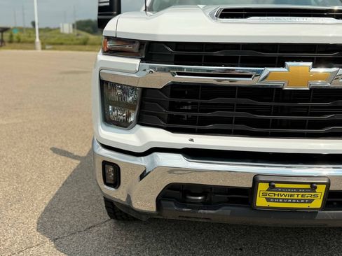 Used 2025 Chevrolet Silverado 2500 LT w/ Convenience Package AWD/4WD image 3
