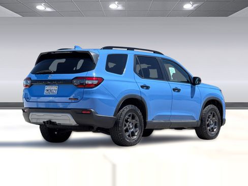 Used 2025 Honda Pilot TrailSport image 8