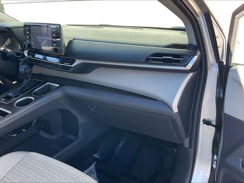 Used 2023 Toyota Sienna LE image 21