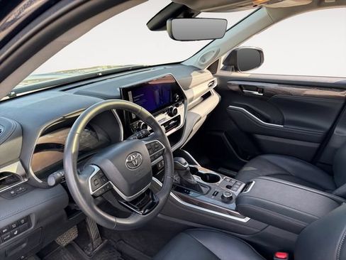 Used 2024 Toyota Highlander Limited AWD/4WD image 11