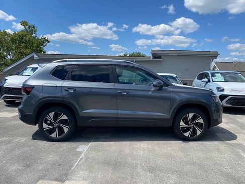 New 2026 Volkswagen Taos SE AWD/4WD image 2