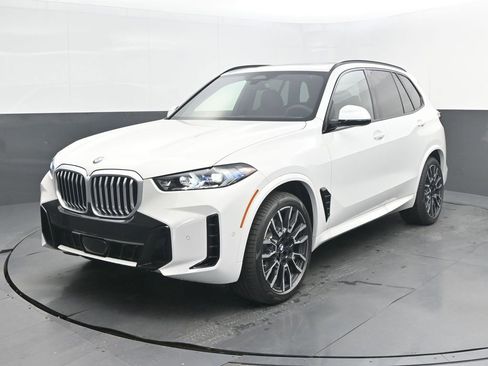 New 2026 BMW X5 xDrive40i w/ M Sport Package AWD/4WD image 1